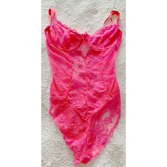 Underwire Pink Lace Lingerie - Picture 2 of 4